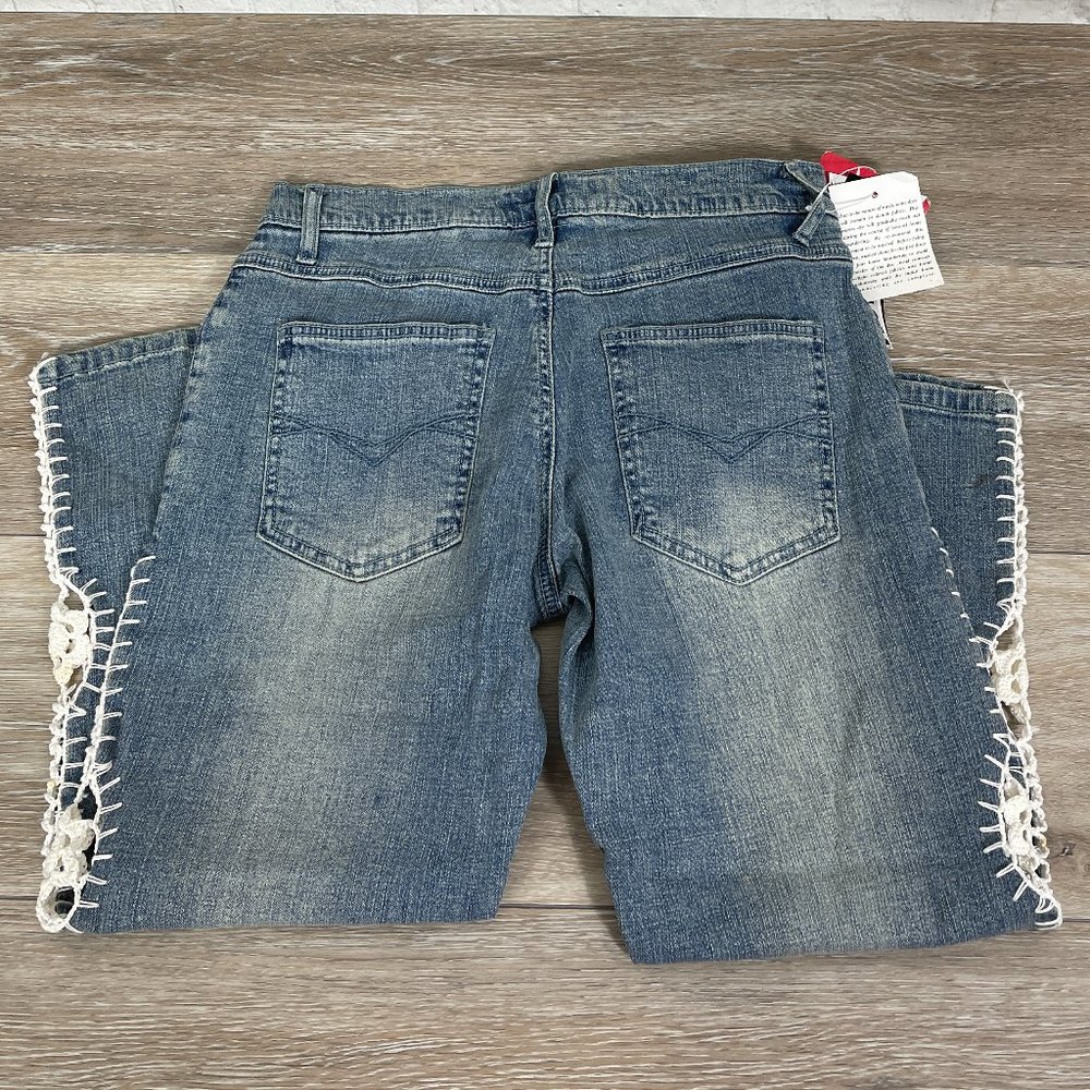 NWT LAZER JEANS EMBROIDERED CAPRI LENGTH STRETCH SLIGHTLY DISTRESSED JEANS SZ 3